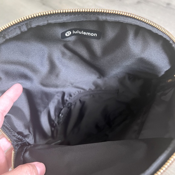Lululemon - All Night Festival Bag 5L (The larger one) - Black/Gold - NEW! - Picture 8 of 9